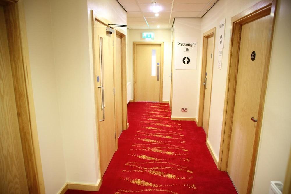 Cambridge Hotel Хъдърсфийлд Екстериор снимка