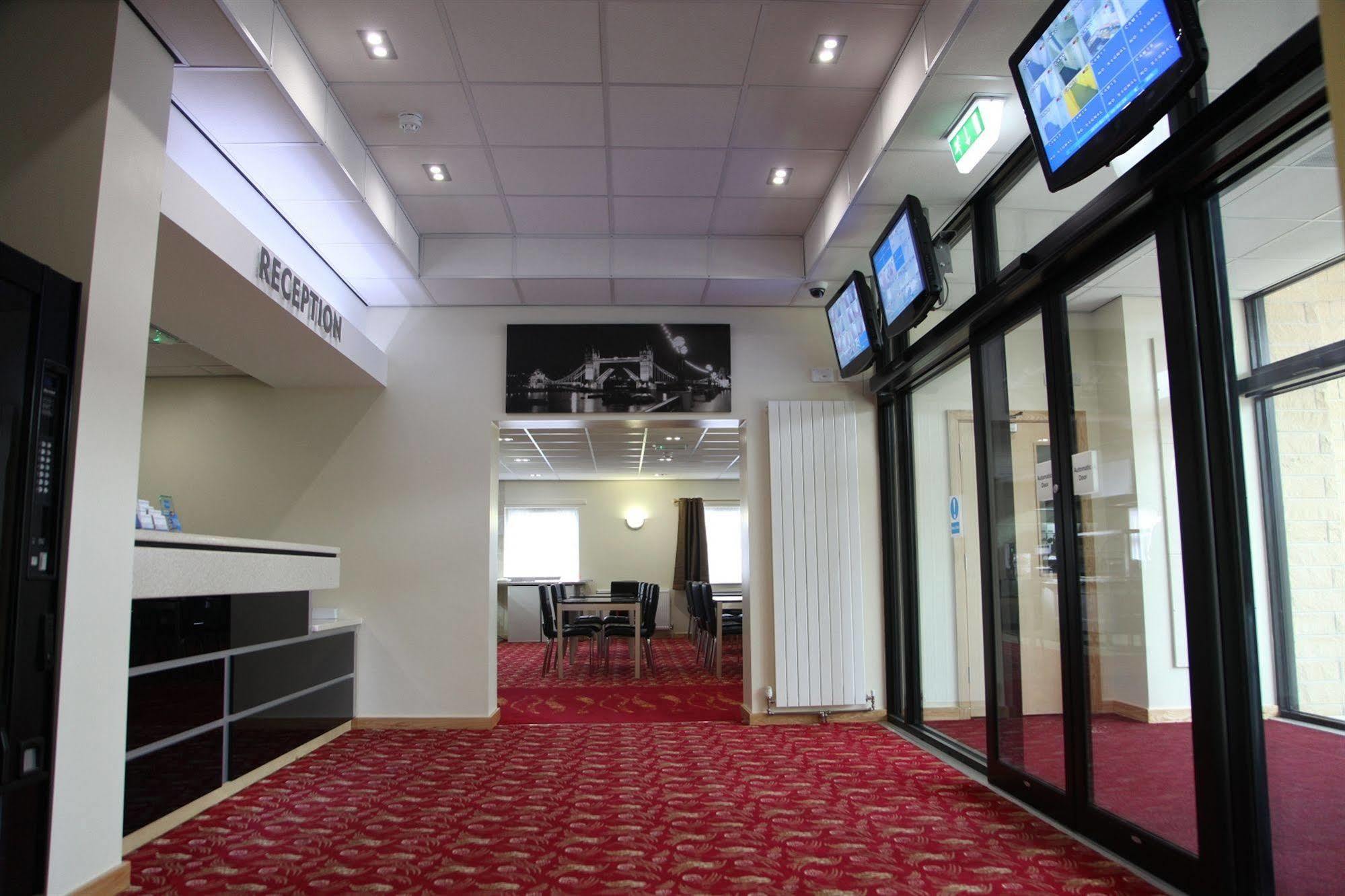 Cambridge Hotel Хъдърсфийлд Екстериор снимка