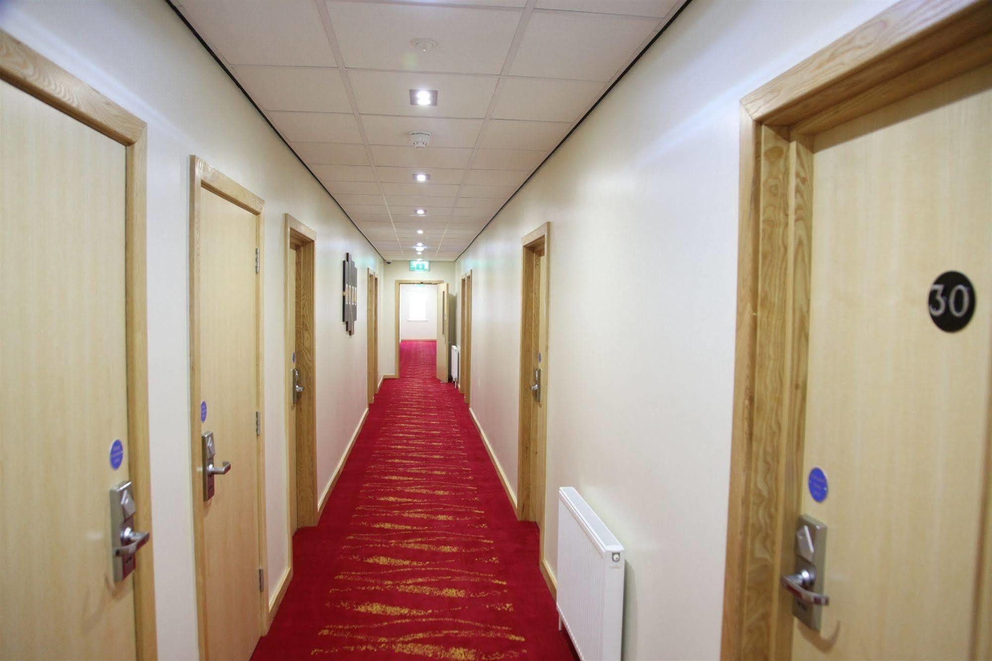 Cambridge Hotel Хъдърсфийлд Екстериор снимка